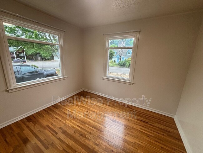 Building Photo - 364 W Selmar Ct