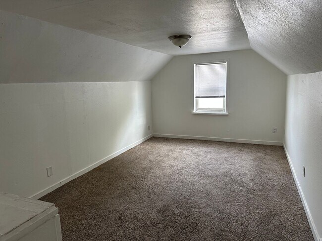 Building Photo - 3 Bed 1 Bath Shadle Park Home - Large Garage