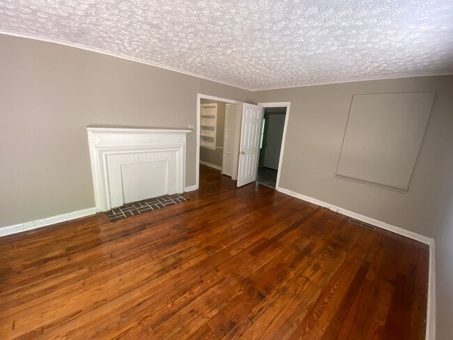 Building Photo - **AVAILABLE NOW**Total Electric 3 Bedroom ...