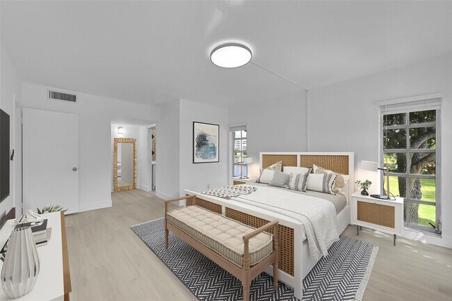 Building Photo - 2801 N Palm Aire Dr