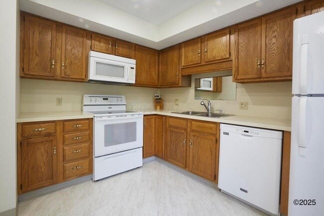 Building Photo - 532 W Broadway