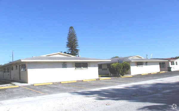 Building Photo - Gulfstream Apartments