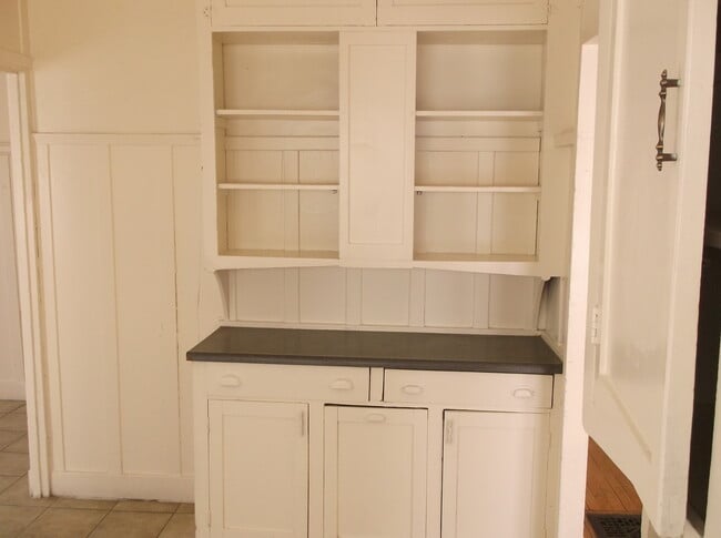 Building Photo - Cute 2 Bedroom/1 Bath in Good Condition