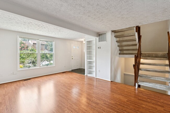 Building Photo - Conveniently located in the Courts of Tysons!