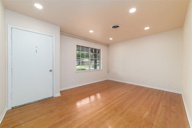Building Photo - 7615 Barberton Dr