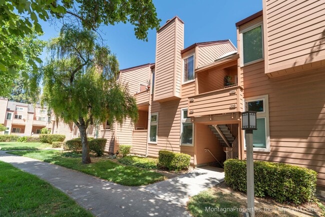 Primary Photo - Spacious Townhome - GARAGE - Light and Bri...