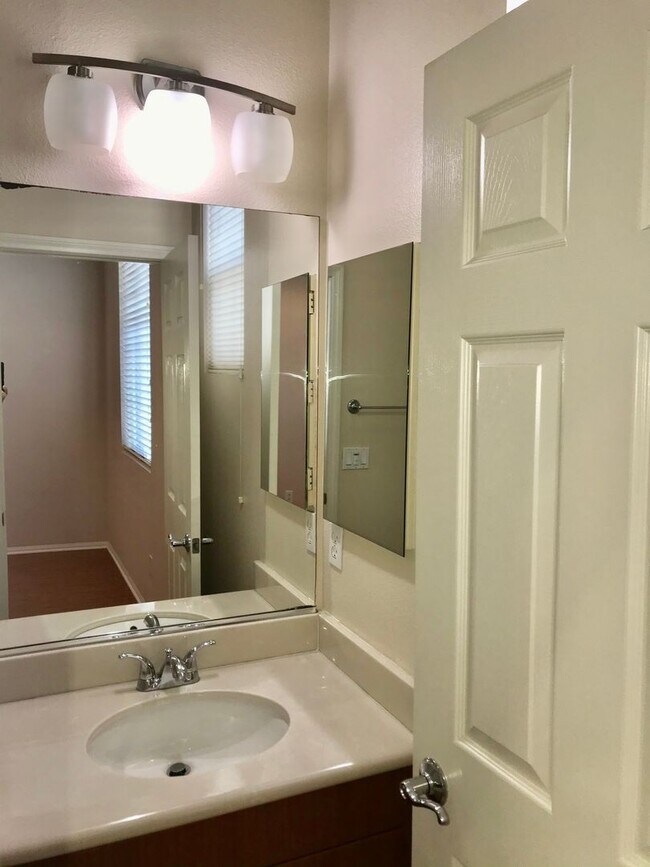 Building Photo - Located in the very popular northwest area in Glendale