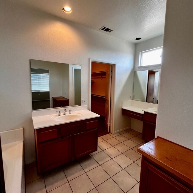 Building Photo - 5 BEDROOM VICTORVILLE HOME