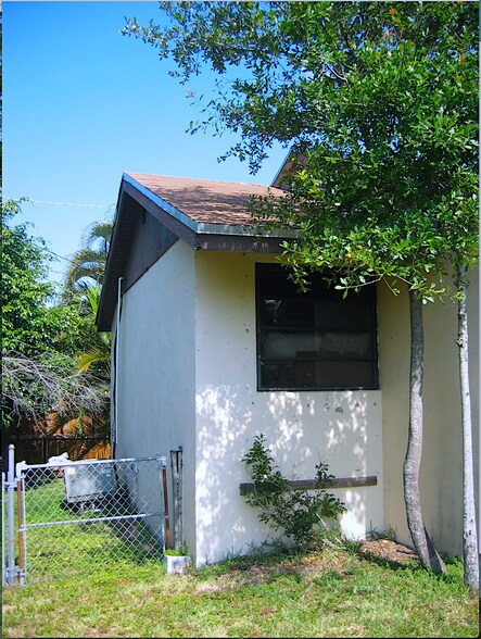 side view angle of home - 4210 SW 51st St