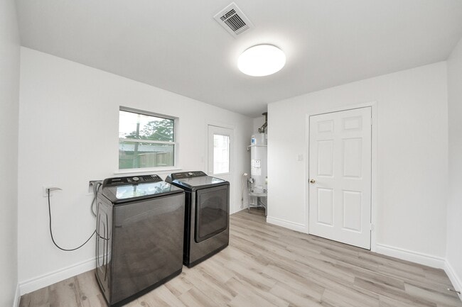 Building Photo - 10227 Metronome Dr