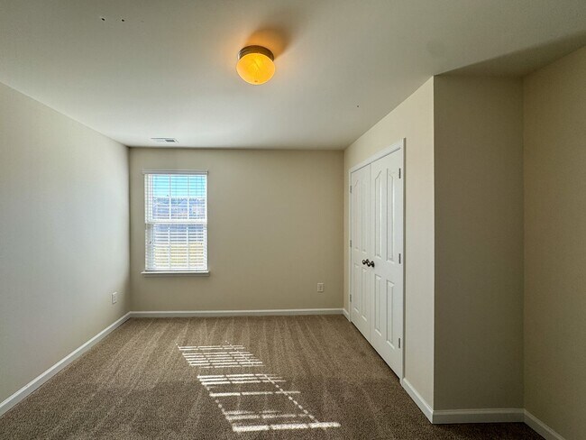 Building Photo - Lovely 5 Bed 3 Bath Home with Community Amenities