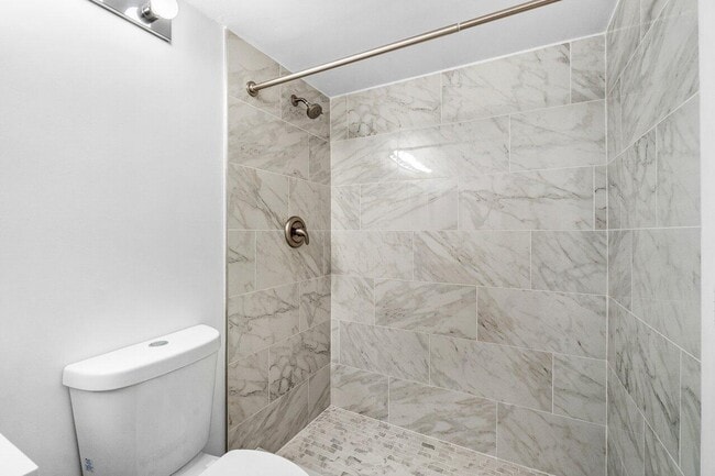 Building Photo - 723 Sunny Pine Way