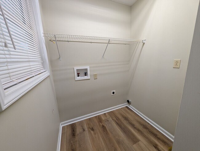 Building Photo - MOVE-IN READY!