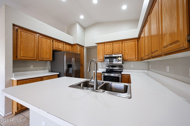 Building Photo - 6320 W Paradise Ln