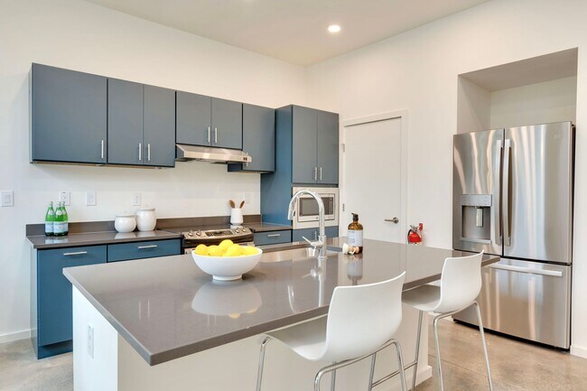 Building Photo - Professional Co-Living - Master Room Renta...