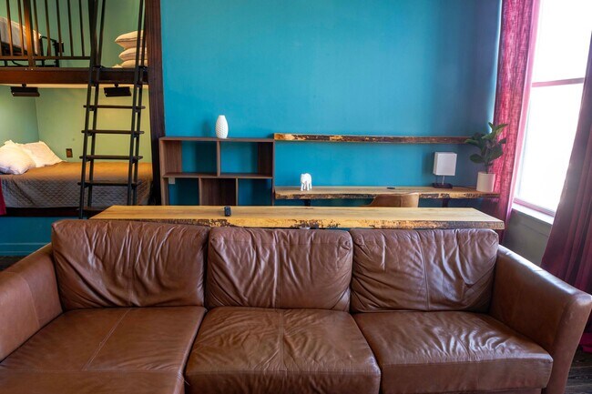 Building Photo - 204 N Walnut St