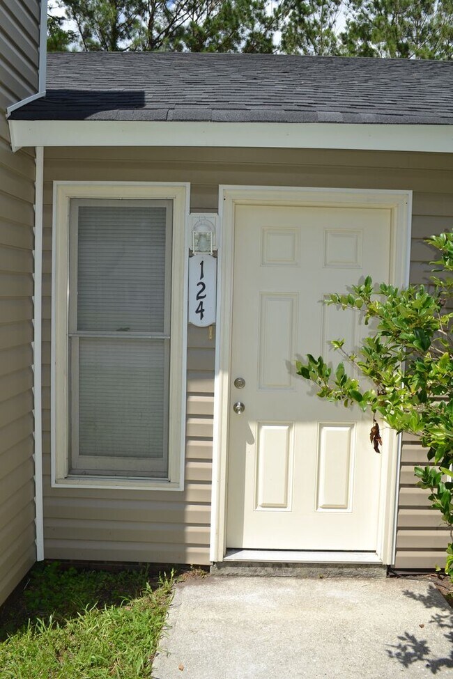 Building Photo - 124-126 Corey Cir