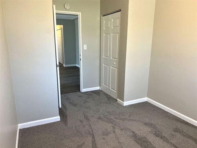 Building Photo - Luxury Living in the Heart of Downtown Uti...