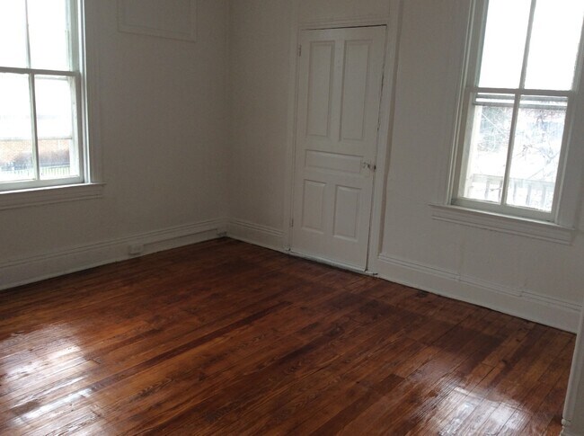 Building Photo - Spacious 5 Bedroom 1.5 Bath House- York City SD