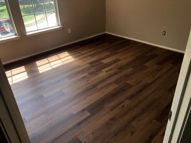 Building Photo - 310 Crossland Cove