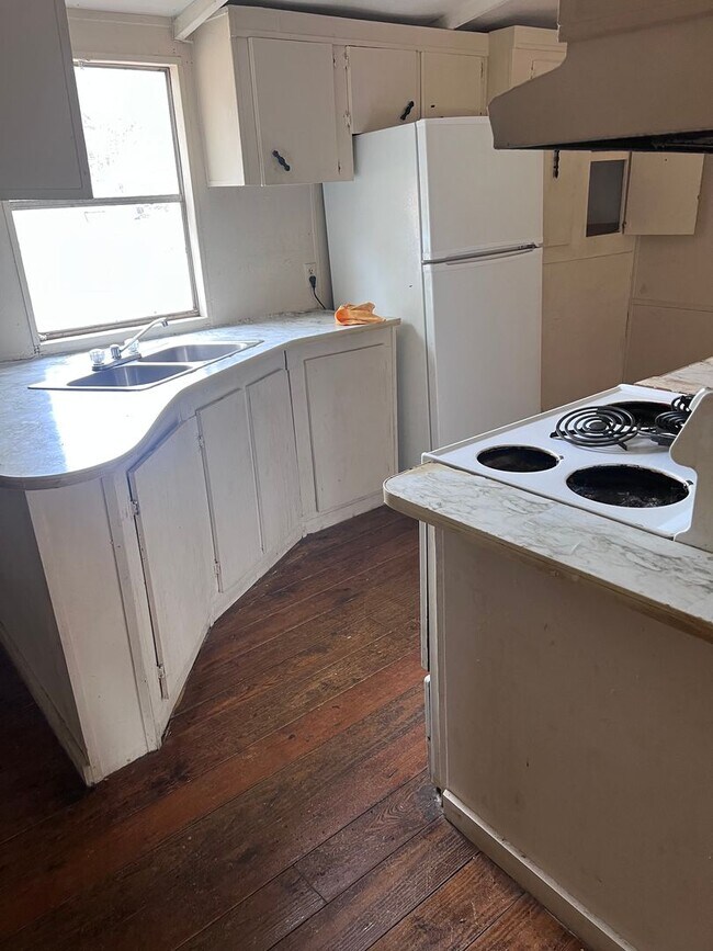 Building Photo - 3 Bedroom Home -ALL UTILITIES INCLUDED!