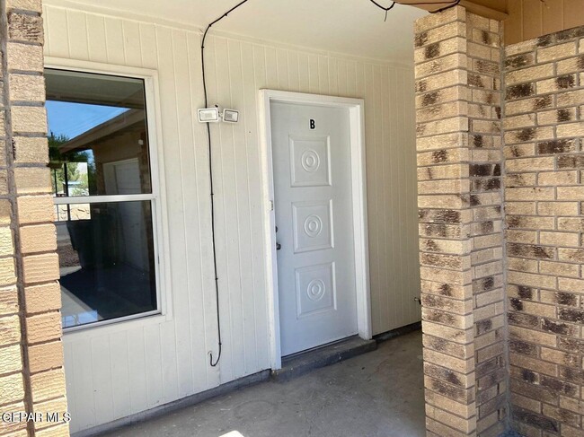 Building Photo - 6932 Escondido Dr