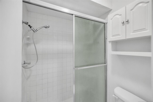Building Photo - Beautiful move in ready first story condo.