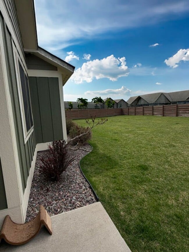 Building Photo - Gorgeous Silverbrook Home