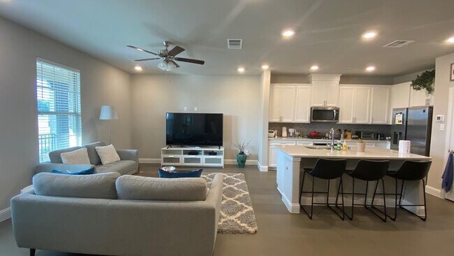 Building Photo - 2008 Naples Dr