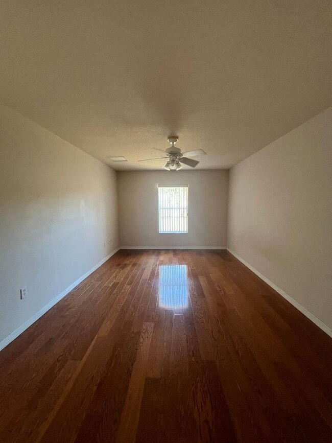 Building Photo - Beautiful Open Floor Plan 4 bedrom 2 Bath!