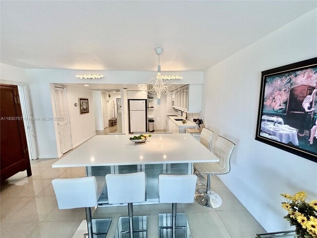 Building Photo - 3051 S Palm Aire Dr