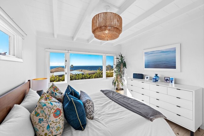 Building Photo - Oceanview Cottage Steps from Iconic Thousand Steps Beach