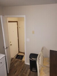 Building Photo - 3 bedroom in Quiet Neighborhood