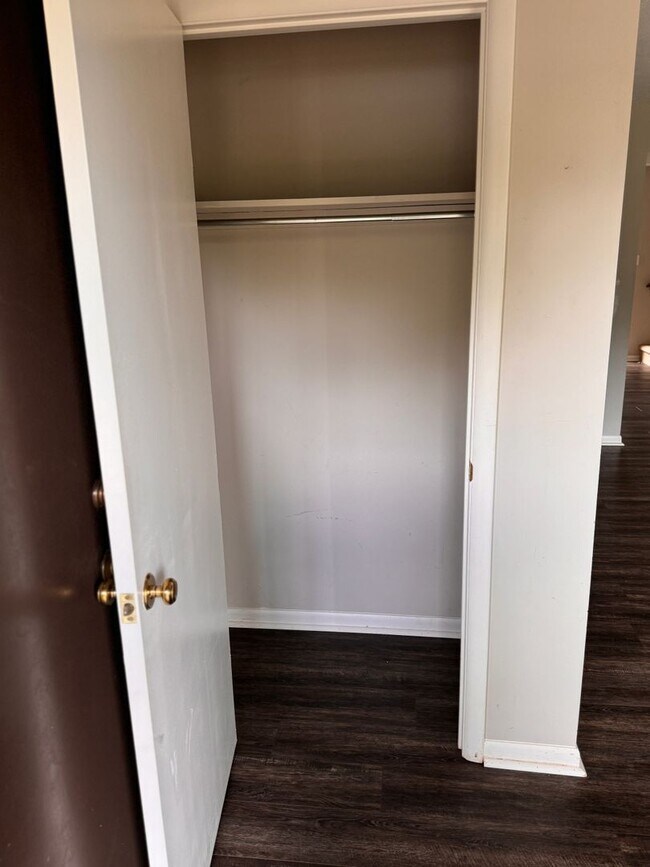 Building Photo - 2 Bedroom || 1.5 Bathroom Townhouse