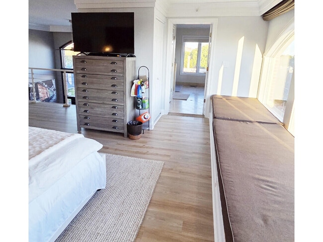 Building Photo - 1515 N Van Buren St