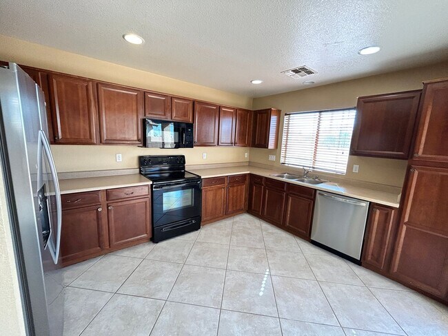 Building Photo - ? Large 4Bdm 3Ba Avondale Home *NO* Carpet ?