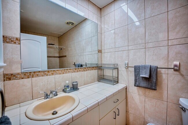 Building Photo - 355 Kalanianaole St