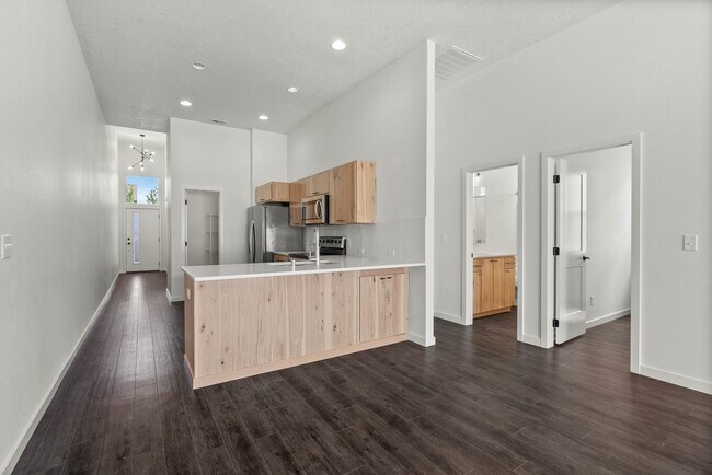 Building Photo - 604 S Crescent Ln