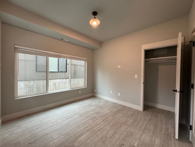 Building Photo - Modern 2 Bed, 2 Bath with Rooftop Patio!
