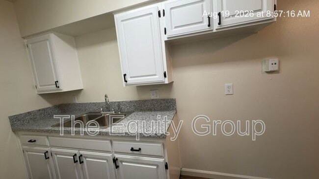 Building Photo - 1322 W Elowin Ave