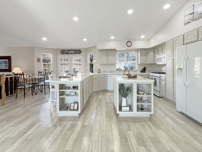 Building Photo - HUGE GARAGE BIGGER HOUSE