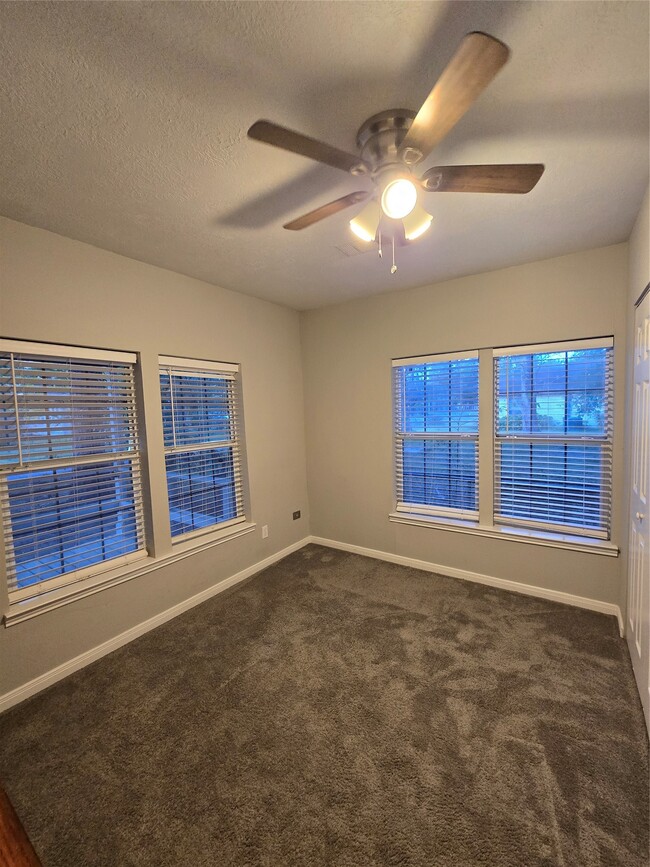 Building Photo - 511 S Roosevelt Ave