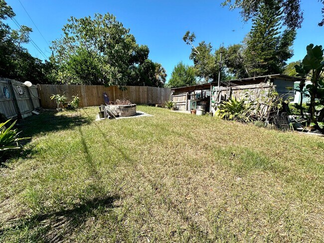 Building Photo - Bright & cozy 2bedroom 1bath home with out...