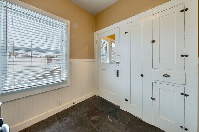 Building Photo - Charming Midtown 1-Bedroom Apartment with Private Balcony and Hardwood Floors!