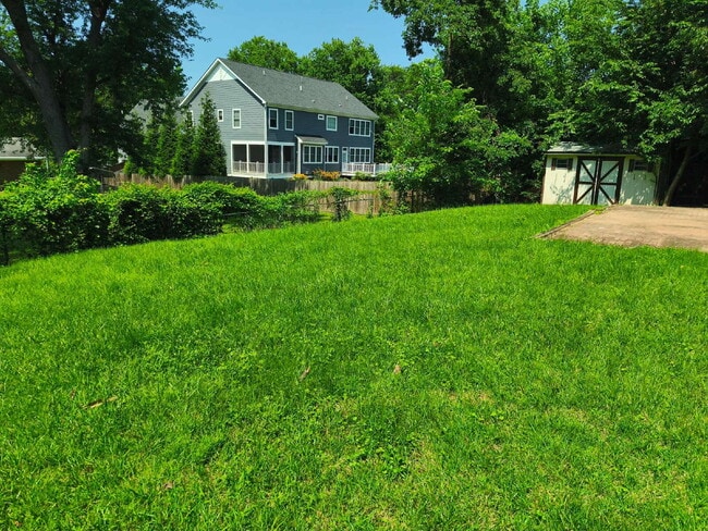 Building Photo - Centrally Located McLean Home with Ample S...