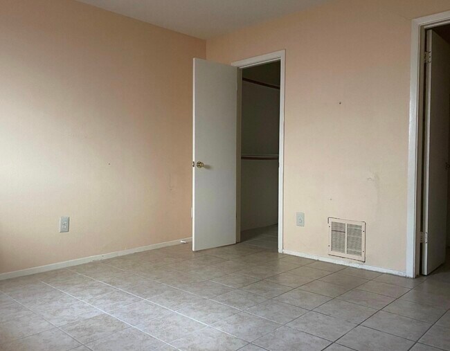 Building Photo - 10751 Corona Ln