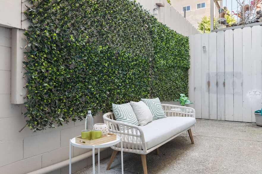 Building Photo - 811 York St