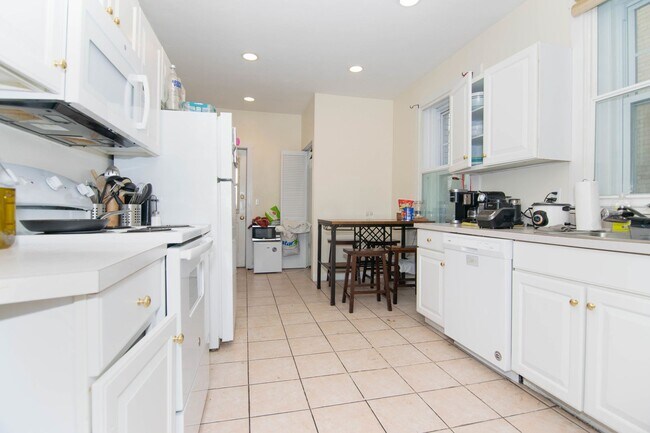 Building Photo - WOW!  MASSIVE 5 BED/2 BATH NEAR B.U.