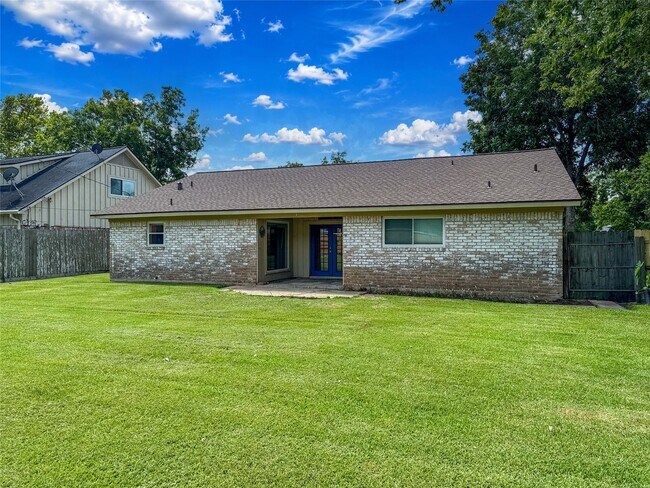 Building Photo - 217 Mary Ann Dr