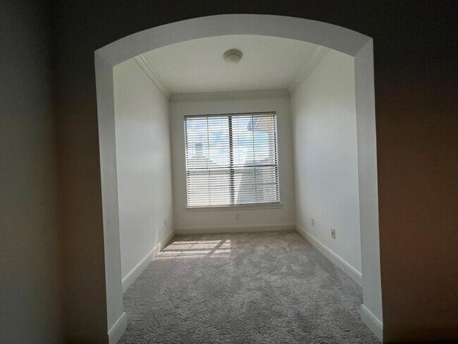 Building Photo - ** Get $500 off your move-in costs! Valid for new leases with a start date in 2025 **